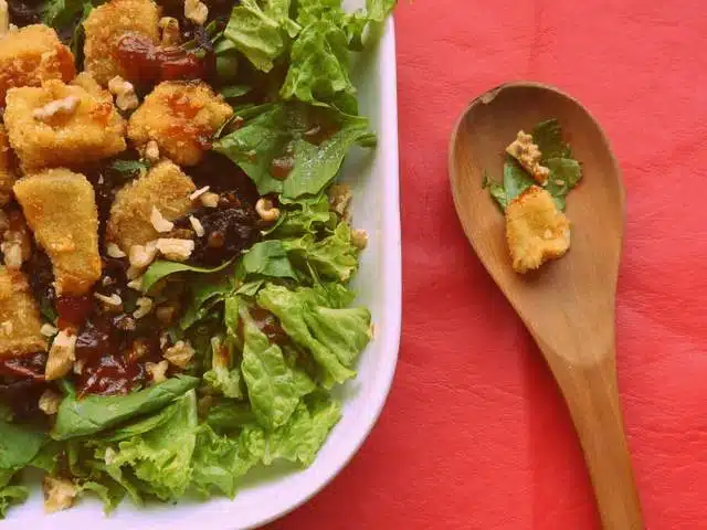 Ensalada de verdes con queso brie frito