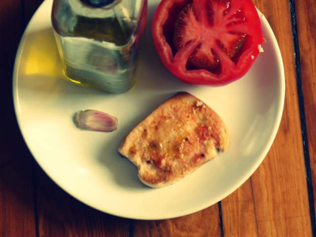 bread with tomato