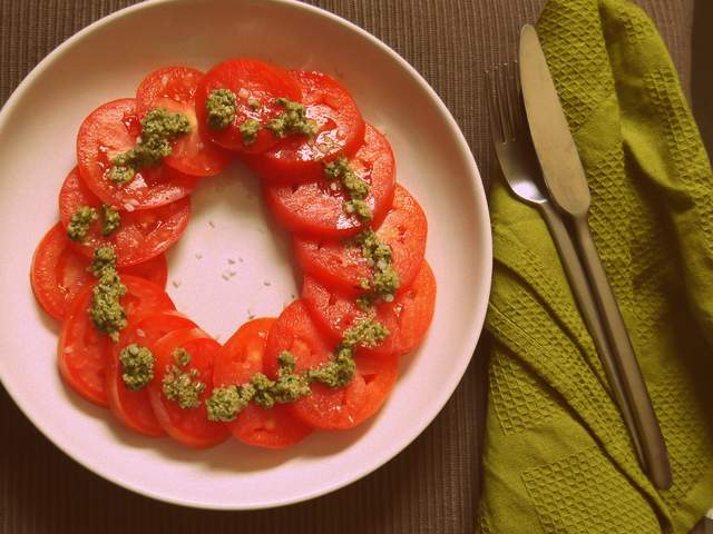 ensalada de tomate con pesto de menta
