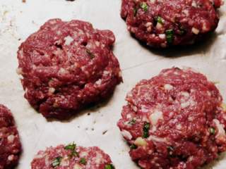 Hamburguesas caseras de carne, una receta fácil que te ayudará a prepararlas en casa