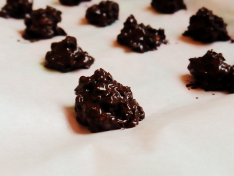 Cómo hacer bombones de chocolate crocantes