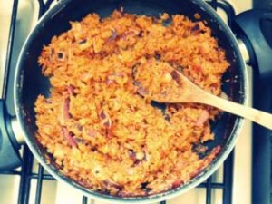 Paso 5: Saltear el arroz con los mejillones y sofrito
