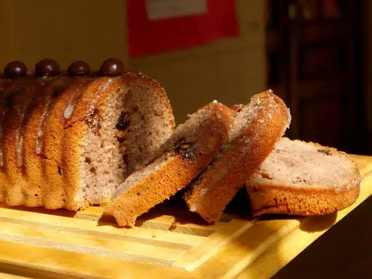 Budín de chocolate con confites