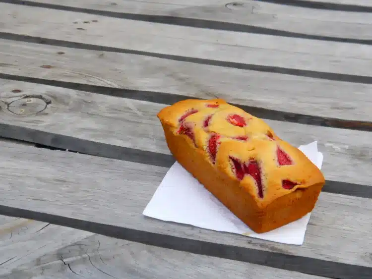 budín con frutillas