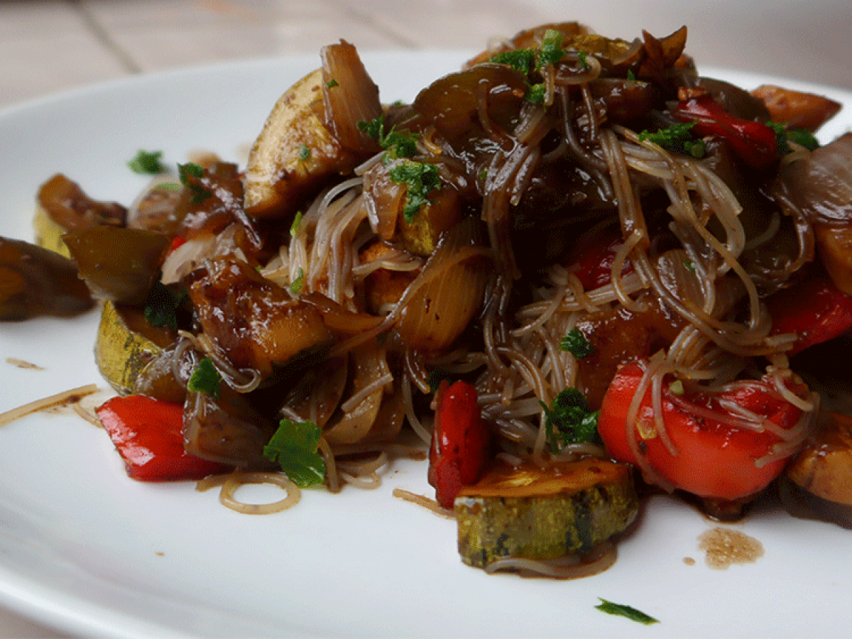 Fideos chinos con pollo y verduras, el famoso chow mein - De Rechupete