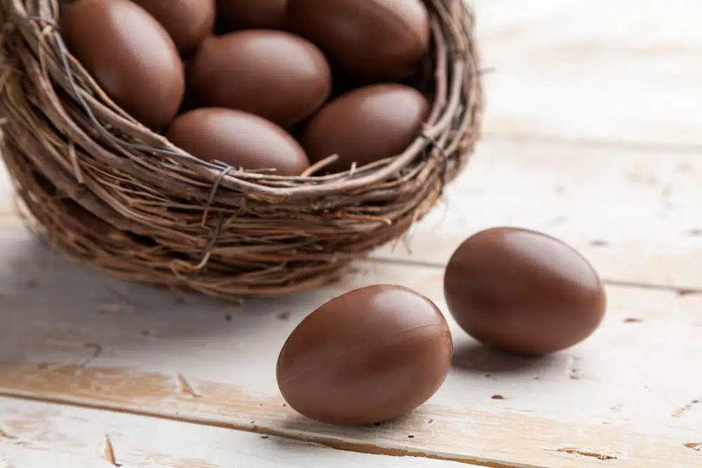 como hacer huevos de pascua de chocolate