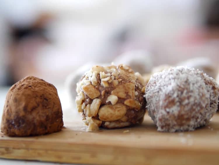 Trufas de coco y chocolate blanco sin azúcar