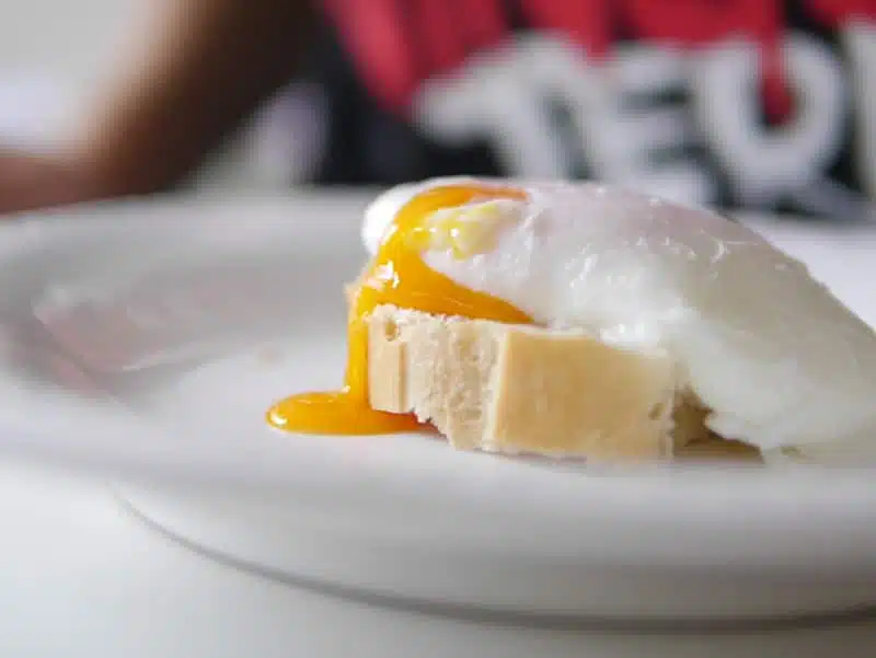 Cómo hacer un huevo poché en microondas - Receta fácil, rápida y deliciosa  para preparar huevos