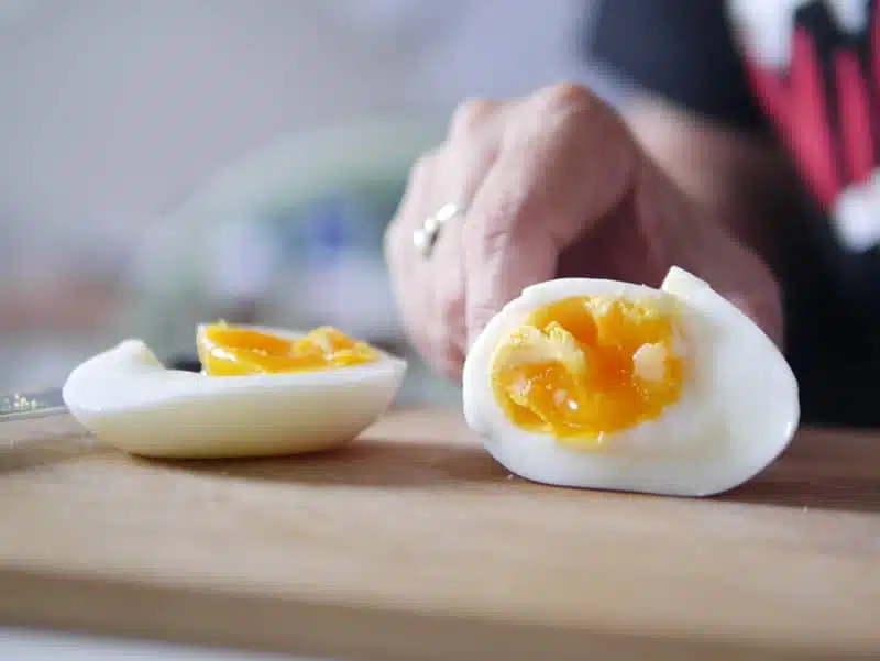 Cómo cocer huevos duros en el microondas y que no se te rompan