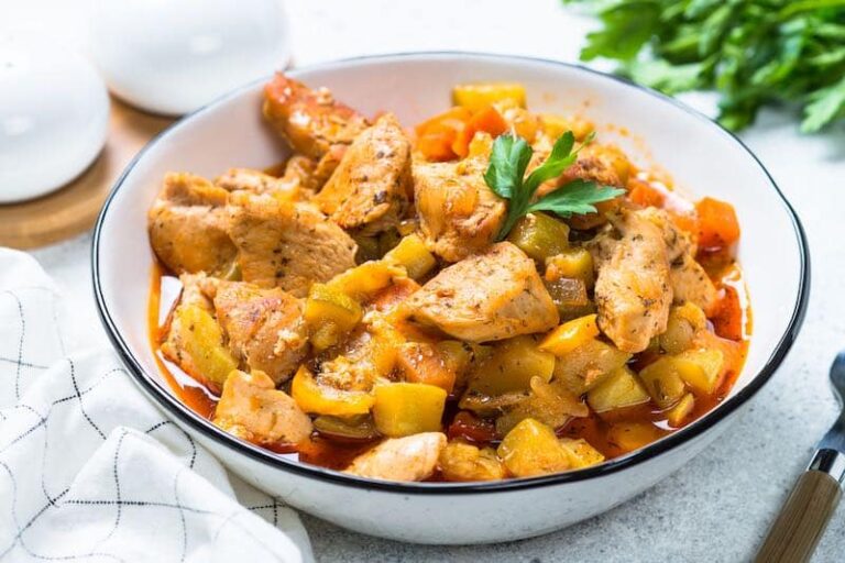 Estofado de pollo con papas y salsa una receta clásica Paulina Cocina