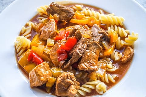 Guiso de fideos con carne