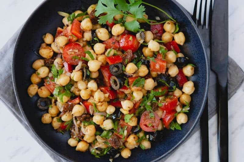 ensalada fría de garbanzos y tomate