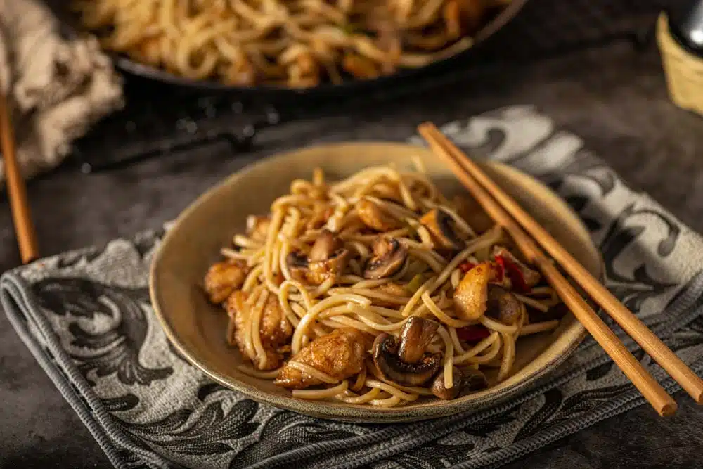 Comer con palillos chinos es una de las tradiciones más antiguas