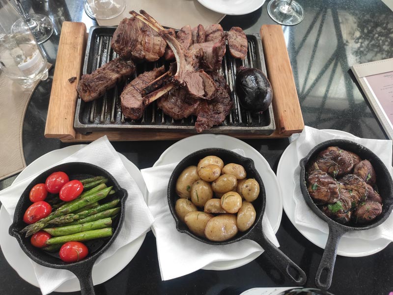 Degustación de chorizo, morcilla, picaña, ojo de bife, cordero y una bondiola marinada