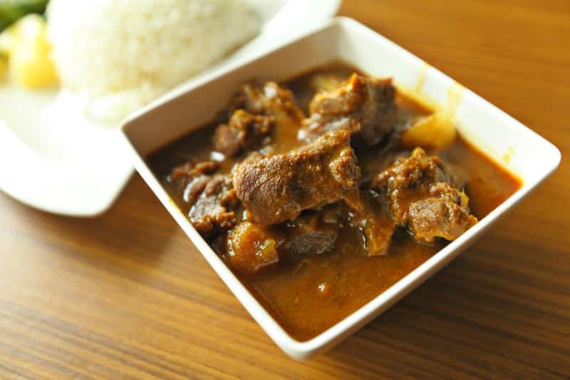 Carne con curry amarillo