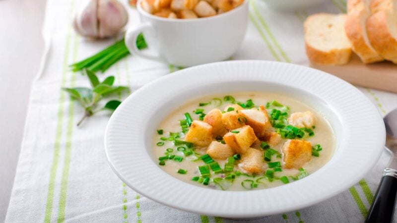 sopa de ajo castellana