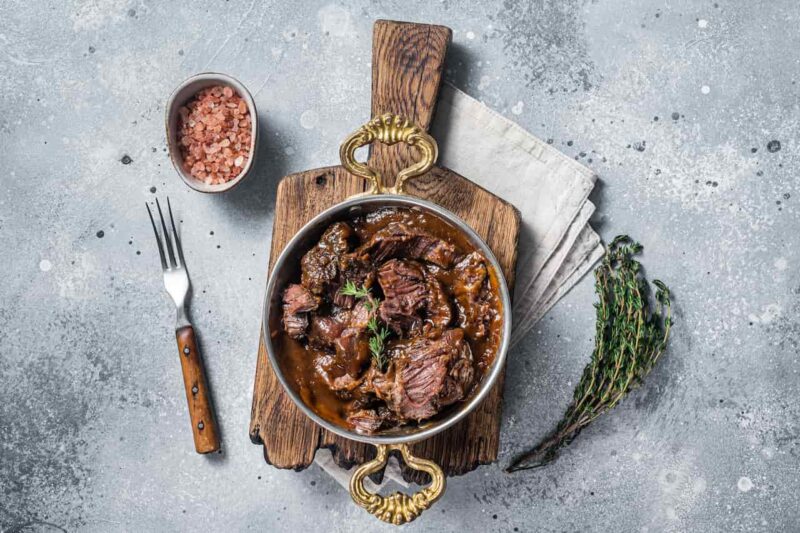 The cheeks in red wine, a delicious recipe over low heat. cheeks in red wine