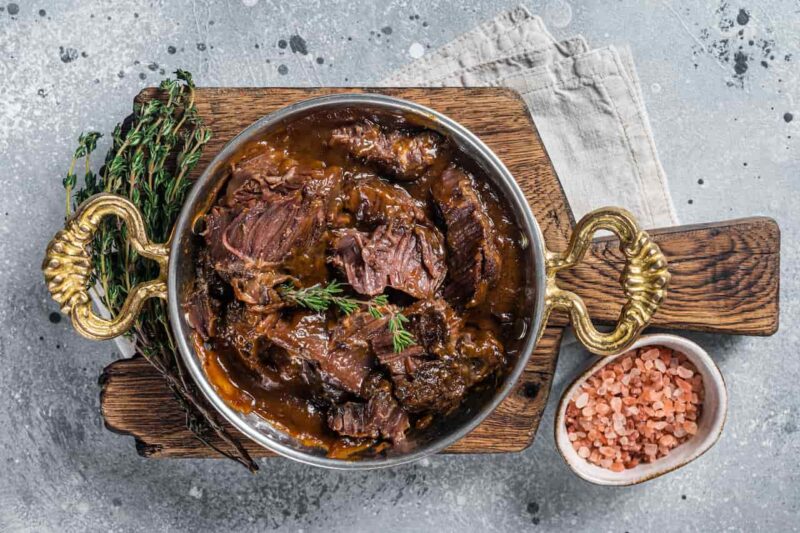 The cheeks in red wine, a delicious recipe over low heat. red wine cheeks recipe