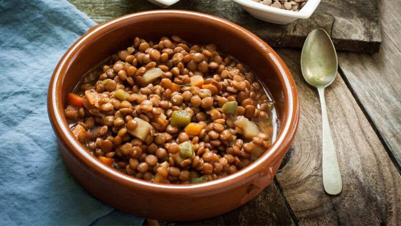 Lentils with vegetables, a nutritious dish to warm the body