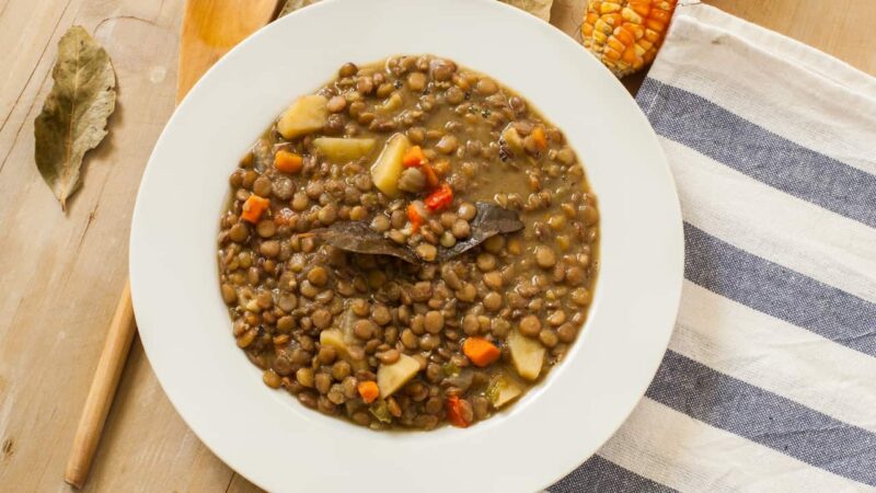 Lentils with vegetables, a nutritious dish to warm the body