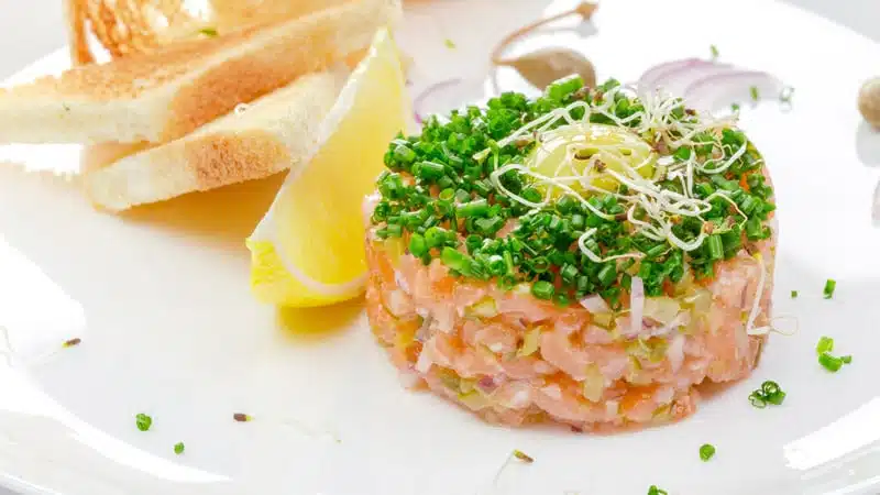 como acompañar un tartar de salmón