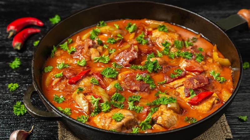 Pollo al chilindrón, a delicious traditional Spanish recipe with history How to make chilindrón chicken thighs