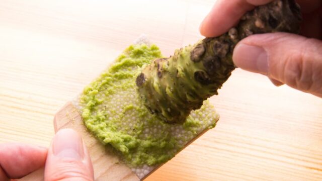 el wasabi es un ingrediente lleno de personalidad que hace cosquillas en la nariz.