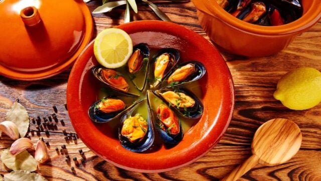 Very tasty steamed mussels in 4 simple steps how to make steamed mussels recipe