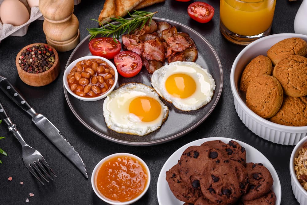 receta desayuno americano con pancakes